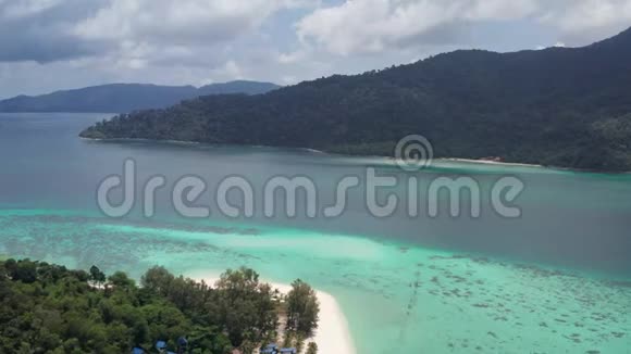 泰国KohLipe美丽日出海滩的鸟瞰图视频的预览图