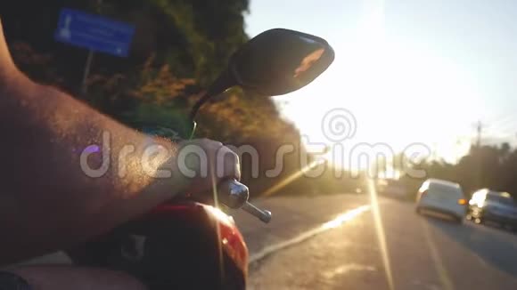 在美丽的日落时分在热带小岛上的阳光下人们可以手牵着摩托车慢慢地向太阳靠近视频的预览图