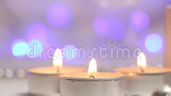 在背景下用发光的蓝色灯笼燃烧蜡烛大型计划视频的预览图