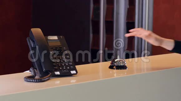 旧旅馆的钟放在一张带现代电话的木制大堂桌子上4K视频的预览图