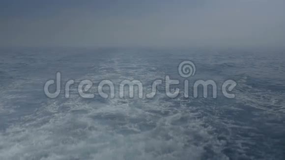 摩托艇在雾蒙蒙的地平线上逐渐消失视频的预览图