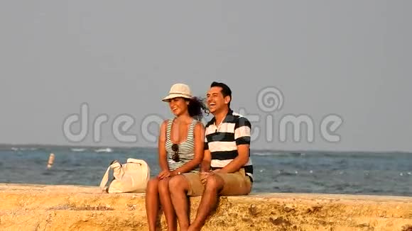 坐在海边的旅游夫妇视频的预览图