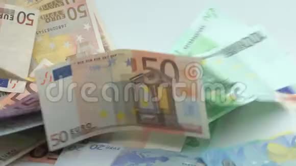 慢动作的欧元在飞落欧元纸币价值不同视频的预览图
