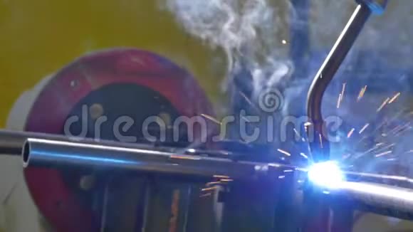 金属铁激光氩焊机器人在工厂慢动作视频的预览图