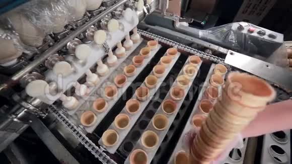 冰淇淋锥移动到灌装机上景高清视频的预览图