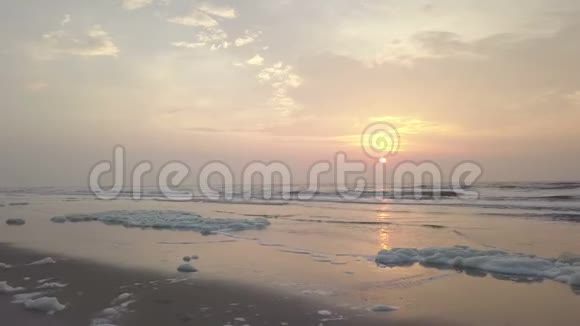 在荷兰海岸的海滩上日出视频的预览图
