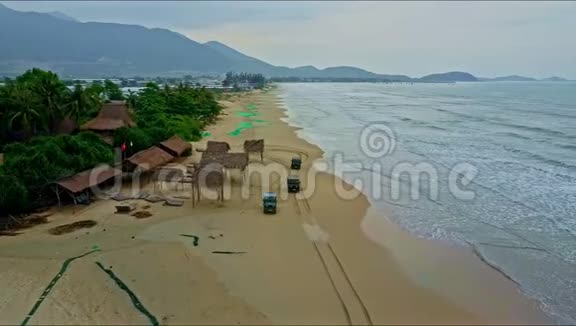 沙滩上的鸟瞰吉普车视频的预览图