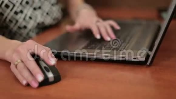 忙碌的年轻商务女性在办公桌前用滑滑梯在笔记本电脑上打字视频的预览图