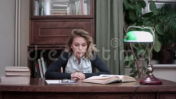 沮丧的女人不耐烦地看着桌子上的文件和书籍砰地一声拳头砸在桌子上视频的预览图