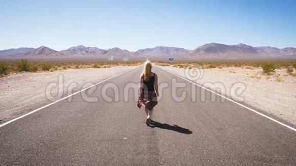 一个女人独自走在无处可寻的街道上视频的预览图