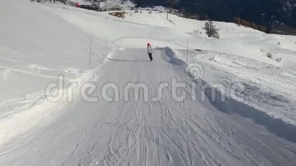 滑雪者跟随射击视频的预览图