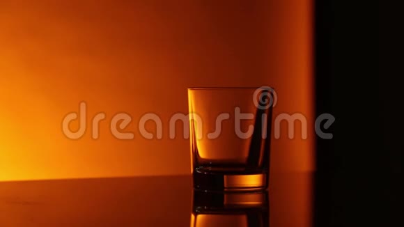 玻璃杯里装满了冰威士忌从镜框里取出视频的预览图