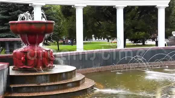 公共公园的城市夏日喷泉视频的预览图