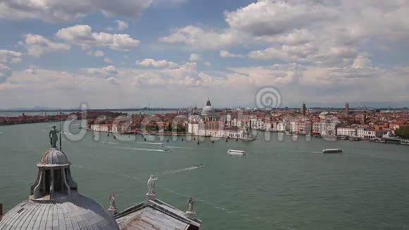威尼斯泻湖和帆船和圣玛丽亚教堂的顶部景观意大利威尼斯视频的预览图