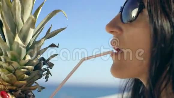 女人在夏天喝鸡尾酒享受她的假期视频的预览图