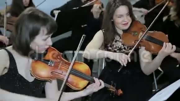 交响乐厅演奏小提琴的音乐家特写视频的预览图