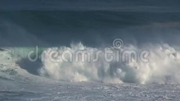 在夏威夷毛伊岛北岸的ahi大浪冲浪在Pee的爪视频的预览图