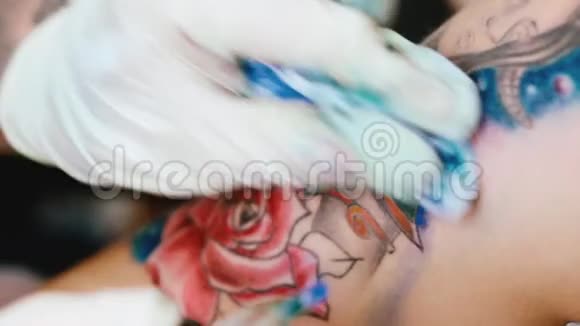 纹身师在工作室做纹身视频的预览图
