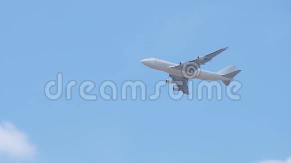 关闭经过蓝天的白色货运飞机视频的预览图