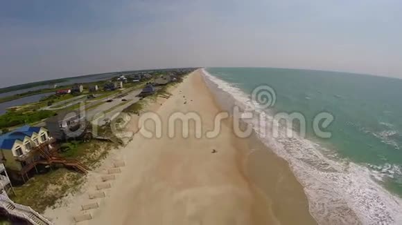 在美丽的僻静海滩上空翱翔视频的预览图