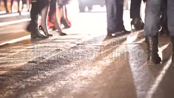许多时髦的客人穿着漂亮昂贵的鞋子在路上行走视频的预览图