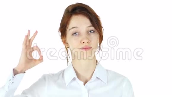 好的手势白色背景的红发女人视频的预览图