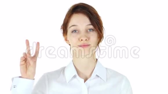 胜利标志白色背景的红发女人视频的预览图
