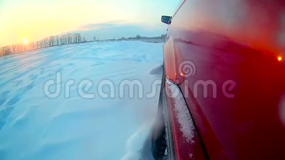 照相机在汽车的左翼上它在冬天飘雪视频的预览图