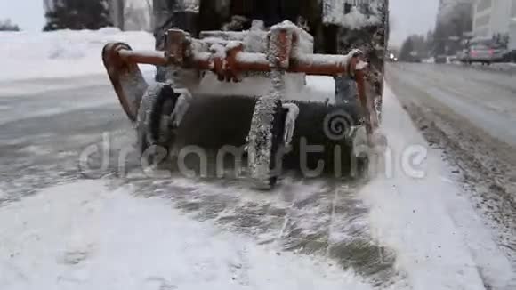 拖拉机把人行道上的雪清除掉视频的预览图
