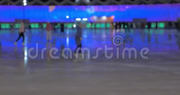 人们在晚上溜冰视频的预览图