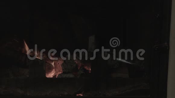 人干扰壁炉里的煤视频的预览图