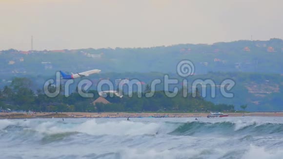 在巴厘岛飞机缓慢地飞过海浪视频的预览图