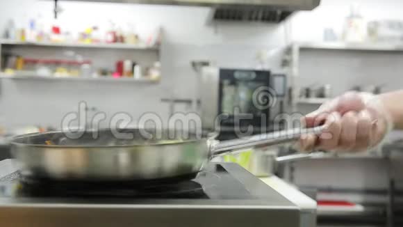 头儿在煎锅里做饭健康生活方式饮食视频的预览图