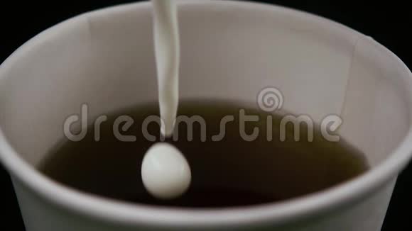 慢点一个装有茶的硬纸杯倒牛奶扔糖视频的预览图