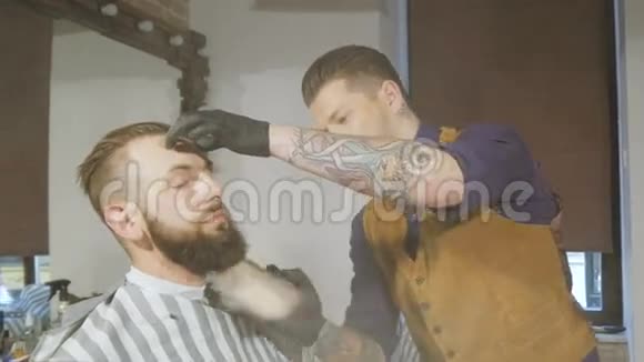 发型师在理发店给客户洗头视频的预览图