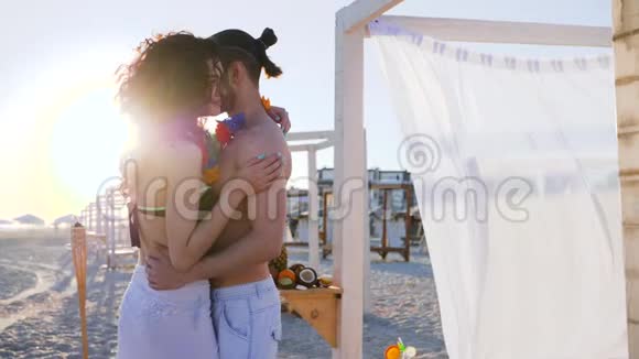 年轻夫妇在海滩上的浪漫舞蹈热带岛屿上情人的蜜月视频的预览图