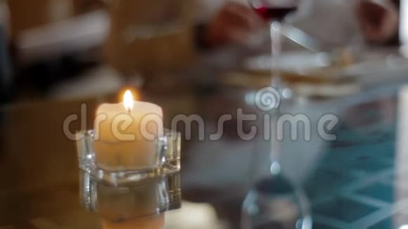 一对夫妇在餐馆吃晚饭视频的预览图