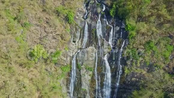 无人机展示了丛林中陡峭悬崖上惊人的高瀑布视频的预览图