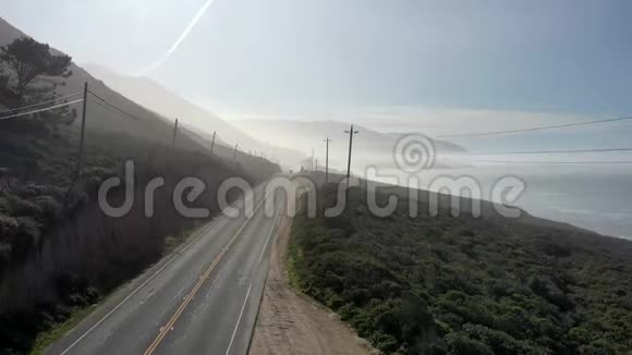 航拍太平洋海岸公路美国加州大苏尔山海洋雾日视频的预览图