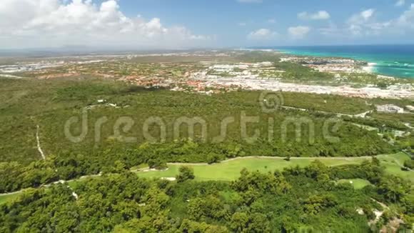 热带加勒比海滩度假村和高尔夫球场鸟瞰图蓬塔卡纳视频的预览图