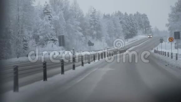 开着车穿过冬天的路视频的预览图