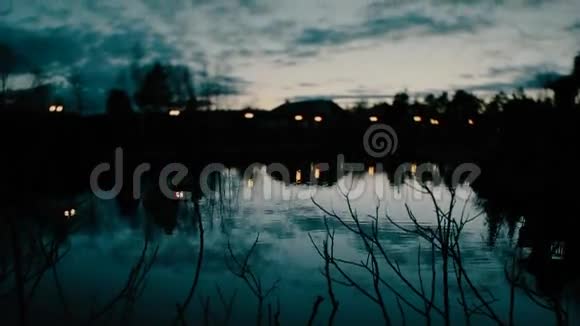 湖的夜景和远处的云是房屋的灯光视频的预览图