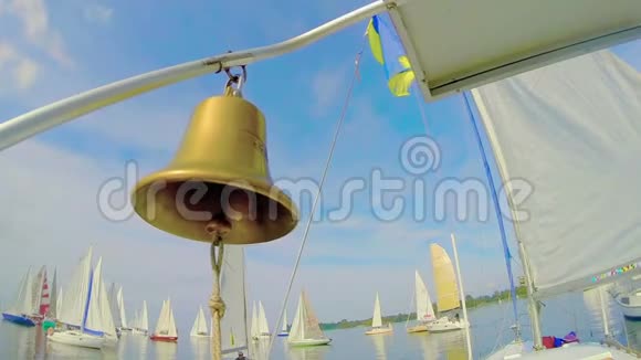 游艇上闪亮的铜钟特写传统装饰视频的预览图