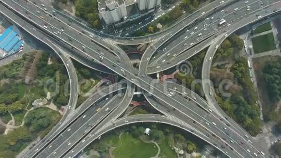 高架道路上海城中国高空垂直俯视图视频的预览图