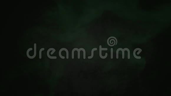 黑色抽象背景下的绿色运动烟雾视频的预览图