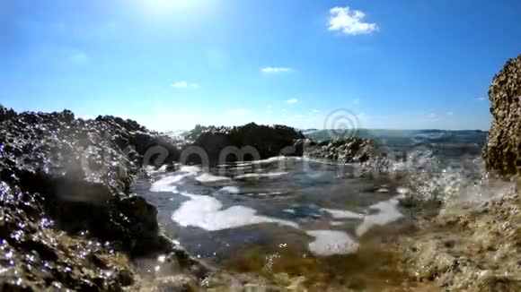 海浪拍打在岩石海滩上视频的预览图