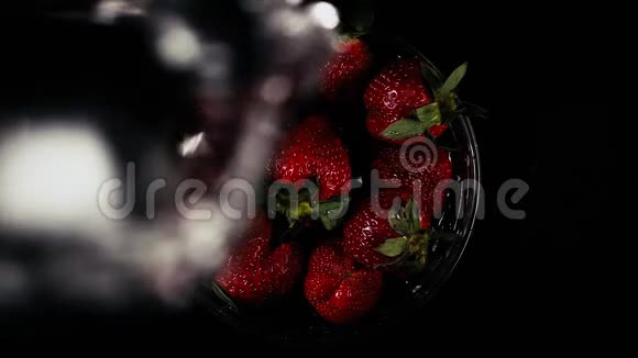 慢动作一股水流把草莓倒在碗里视频的预览图
