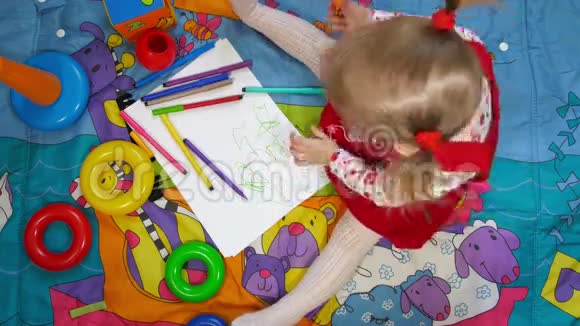 小女孩学习画画视频的预览图