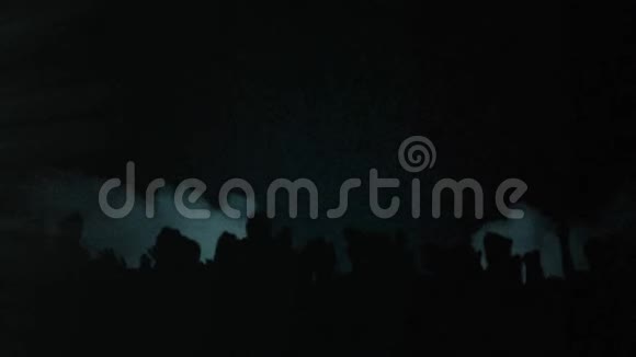 在音乐会聚光灯下跳舞的人的剪影动画视频的预览图