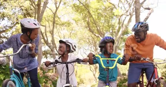 可爱的一家人用自行车摆姿势视频的预览图